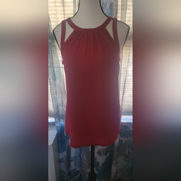 Red Sleeveless Keyhole Back Top - Picture 1 of 4